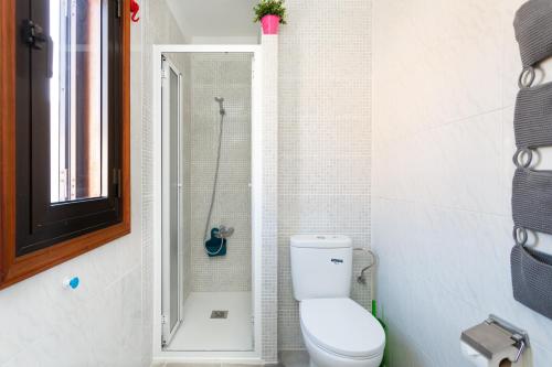 プラヤ・デ・ラス・アメリカスにある"Las dos terrazas": ático en complejo residencialのバスルーム(トイレ、シャワー付)