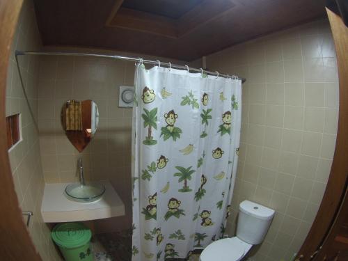 baño con cortina de ducha con monos en Jing Jo Boutique Bungalow en Sam Roi Yot