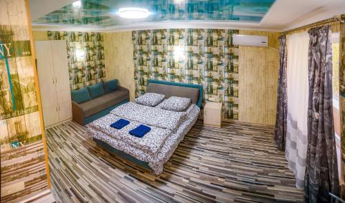 um quarto com uma cama e um sofá em New York 2019 em Kherson