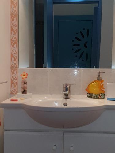 een wastafel in een badkamer met een spiegel bij Anse Caritan Mahogany in Caritan