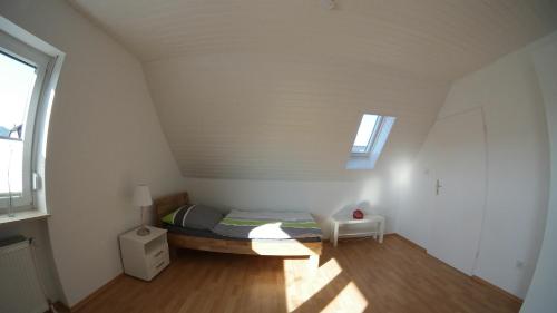 ein kleines Schlafzimmer mit einem Bett im Dachgeschoss in der Unterkunft Ferienwohnung Horvath in Kelkheim (Taunus) in Kelkheim