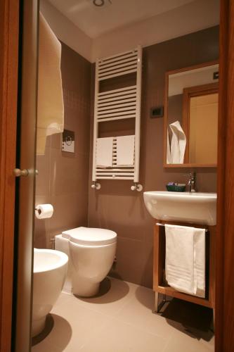 a bathroom with a toilet and a sink at Hotel Nido dell'Aquila in Assergi