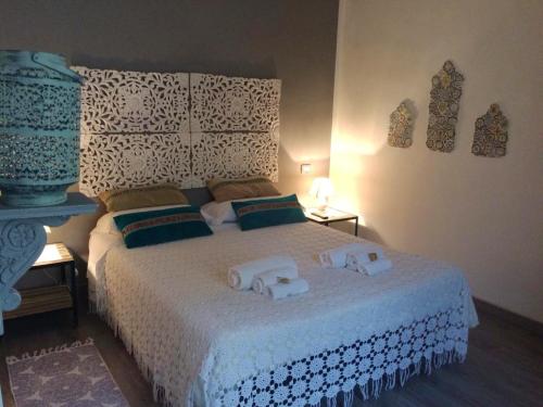 ein Schlafzimmer mit einem Bett mit zwei Handtüchern darauf in der Unterkunft Palazzo Ruggiero in Montefusco