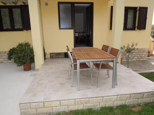 Popločano dvorište ili prostor na otvorenom u objektu Apartments Simicev