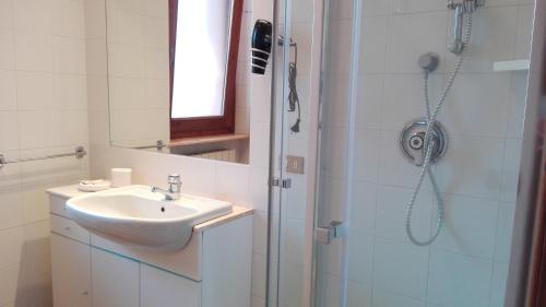 a bathroom with a sink and a shower at Sweet Home Casa Vacanze "La Terrazza" in Rovetta
