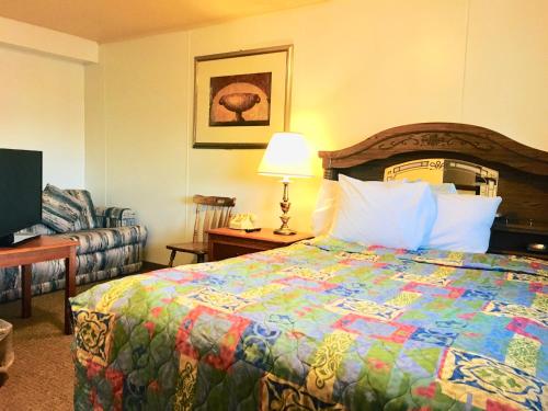 Posteľ alebo postele v izbe v ubytovaní North Country American Inn