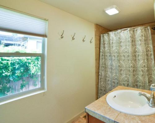 Un baño con lavabo y ventana. en 1014_Swope, en Colorado Springs
