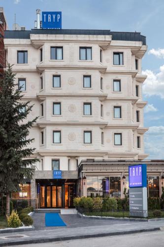 アンカラにあるTRYP by Wyndham Ankara Oranの正面に看板がある大きな白い建物