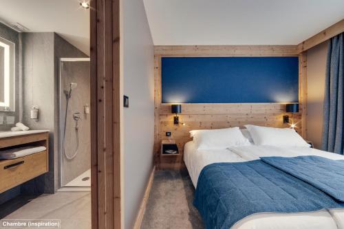 Un pat sau paturi într-o cameră la Hôtel Avancher