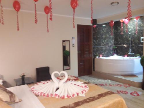a room with a swan decoration on a bed at Gavina Inn Hotel in Tacna