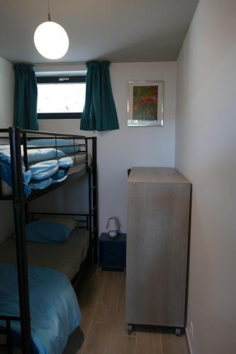 フランコルシャンにあるL'Aubépineの二段ベッドと窓が備わる小さな客室です。