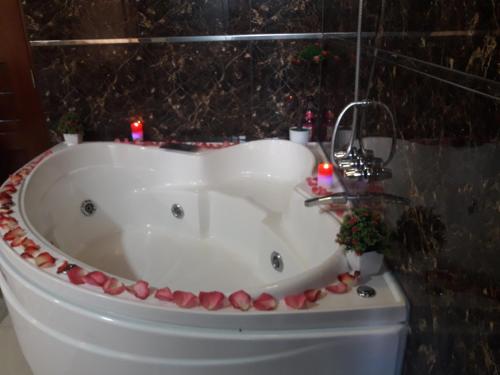 Ett badrum på Gavina Inn Hotel