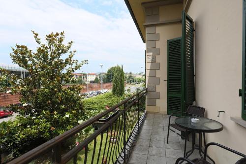a balcony with a table and a view of a street at Villa Romantica Wellness & SPA in Lucca