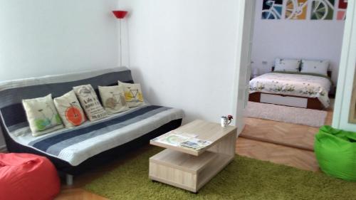 - une salle de jeux avec un canapé et une table dans l'établissement B Apartments - Bike Apartment, à Timişoara