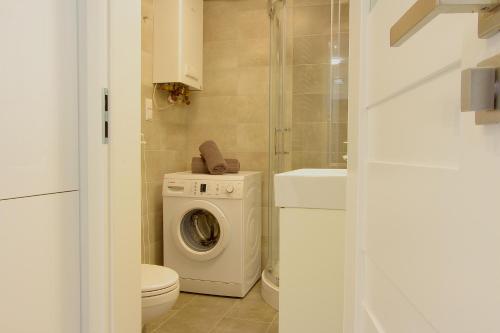 ダルウフコにあるBaltic Korona Apartamenty E07のバスルーム(洗濯機、トイレ付)