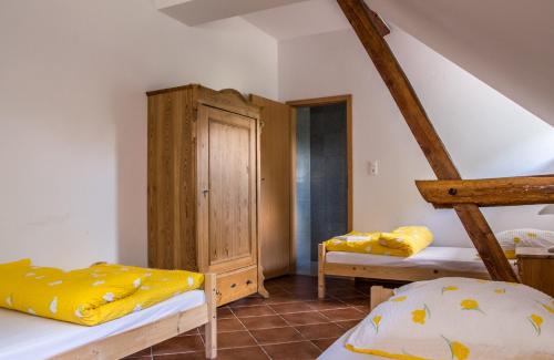 Pokój z 2 łóżkami piętrowymi i drewnianą szafką w obiekcie Dom przy Rezerwacie w mieście Trzciel
