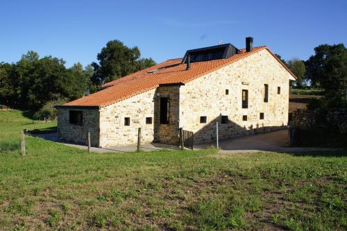 an old stone building with a red roof at Las Azadas in Tezanos