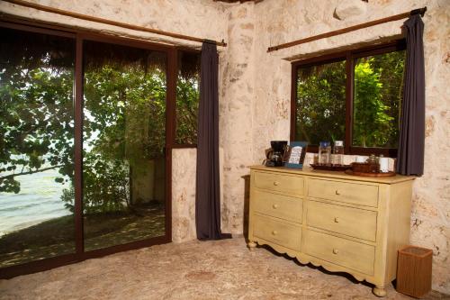 1 dormitorio con vestidor y ventanas grandes en Private Bungalow @ Bacalar 7 Colors Lagoon en Bacalar