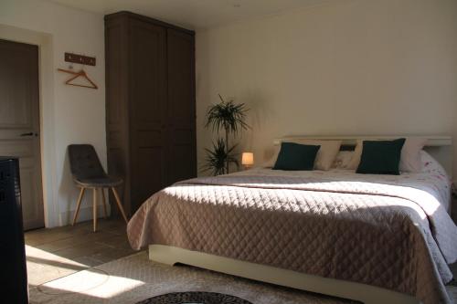 Postel nebo postele na pokoji v ubytování La Cour d'Enchère