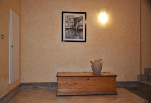 a vase sitting on top of a table in a room at Casa Vacanze alla Vecchia Posta in Cavriglia