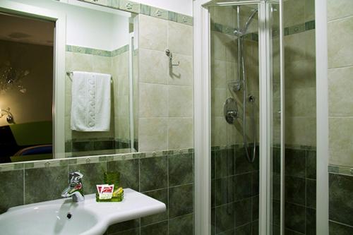 W łazience znajduje się umywalka i prysznic. w obiekcie Marvit Affittacamere w mieście Monterosso al Mare