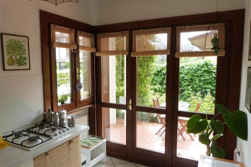 a kitchen with french doors in a kitchen with a stove at B&B Nautilus in Puegnago