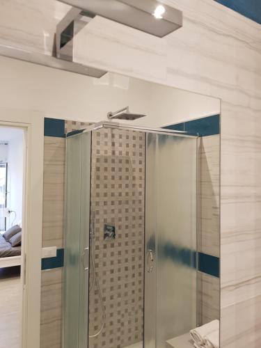 um chuveiro com uma porta de vidro na casa de banho em In Rome Trastevere Rooms em Roma