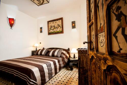 Кровать или кровати в номере Riad Bab Essaouira