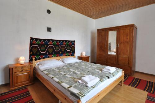 Giường trong phòng chung tại Levana Guest House