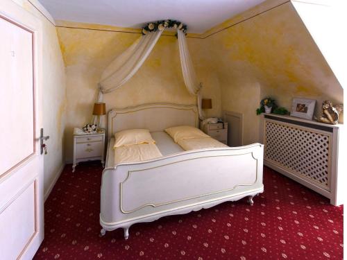 a bedroom with a white bed in a room at Hotel Italia in Aumühle