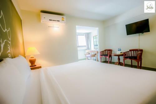 Postel nebo postele na pokoji v ubytování Juldis J2 Khao Yai Hotel - SHA and SHA Plus Certified