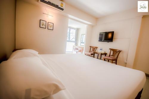 TV a/nebo společenská místnost v ubytování Juldis J2 Khao Yai Hotel - SHA and SHA Plus Certified