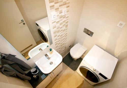 mała łazienka z umywalką i toaletą w obiekcie Apartment Gotham w Belgradzie