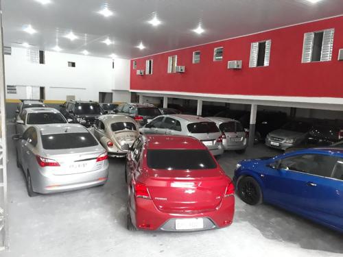 Um monte de carros estacionados numa garagem. em Hotel Gold em São Paulo