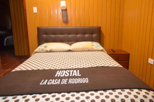 a bed in a room with a hotella class de ricordo at Hostal La Casa De Rodrigo in Baeza
