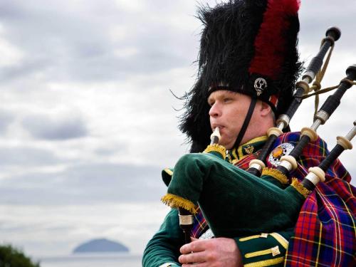 Ein Mann in Uniform spielt ein Dudelsack in der Unterkunft Trump Turnberry in Turnberry