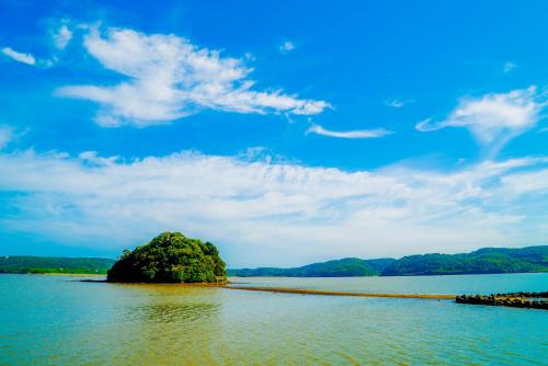 una pequeña isla en medio de un cuerpo de agua en IKI RETREAT by Onko Chishin, en Iki