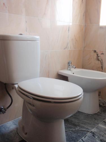 Bilik mandi di "O Viajante" Low Cost Hotel
