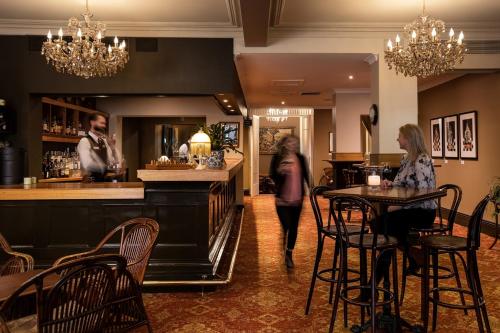 Ο χώρος του lounge ή του μπαρ στο Hadley's Orient Hotel