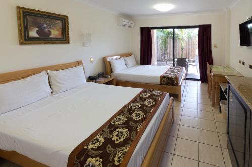 מיטה או מיטות בחדר ב-Novena Palms Motel