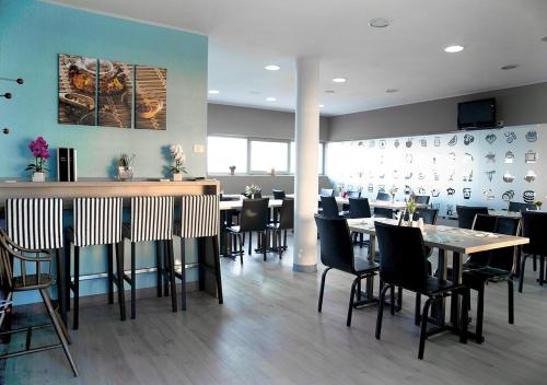 a dining room with tables and chairs in a restaurant at Hotel Atrium in Târgu Secuiesc