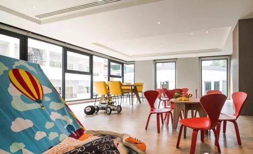 a living room with a bunch of chairs and a table at the base in Pattaya Central