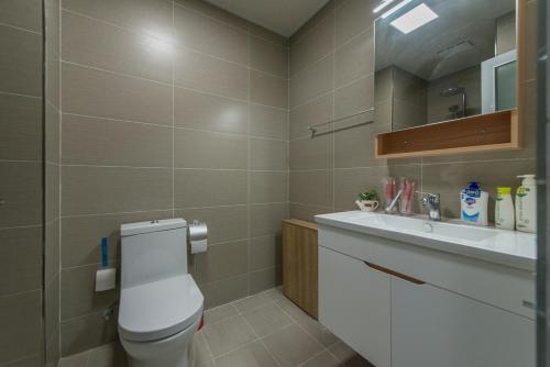 西安市にあるXi'an Yanta·Yongning Gate· Locals Apartment 00135090のバスルーム(トイレ、洗面台付)