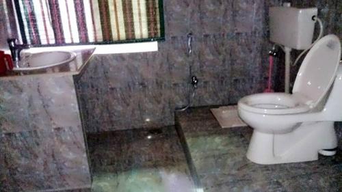 een badkamer met een toilet en een wastafel bij H.A.H Lodges in Murree