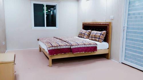Een bed of bedden in een kamer bij H.A.H Lodges