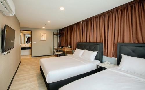 Un pat sau paturi într-o cameră la MTREE Hotel Nilai - KLIA Airport