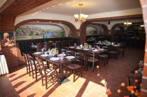 A restaurant or other place to eat at West Plaza Hotel