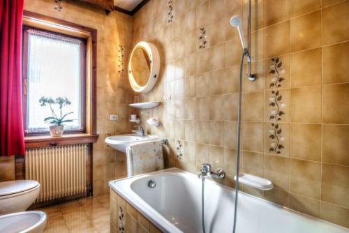 A bathroom at Apartments Fiordalisi