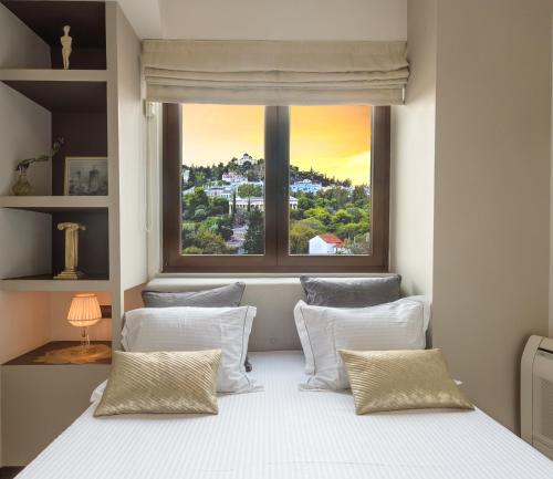 Posteľ alebo postele v izbe v ubytovaní The 1 and only Acropolis penthouse