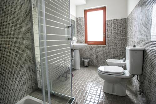 łazienka z toaletą i umywalką w obiekcie Sant'Antonio Garden Rooms Apartments w mieście Nicolosi